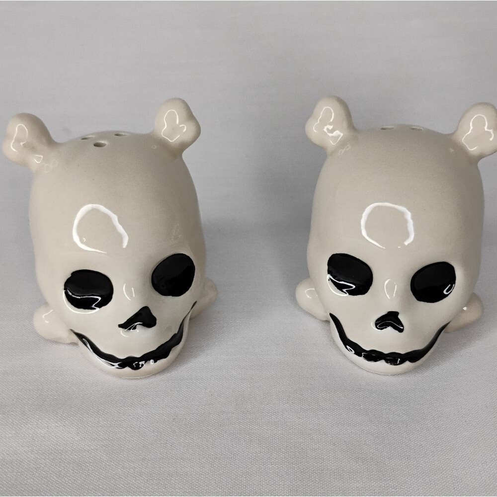 Skull Cross Bones Salt / Pepper Shakers Ceramic New Cream White 3"X2"